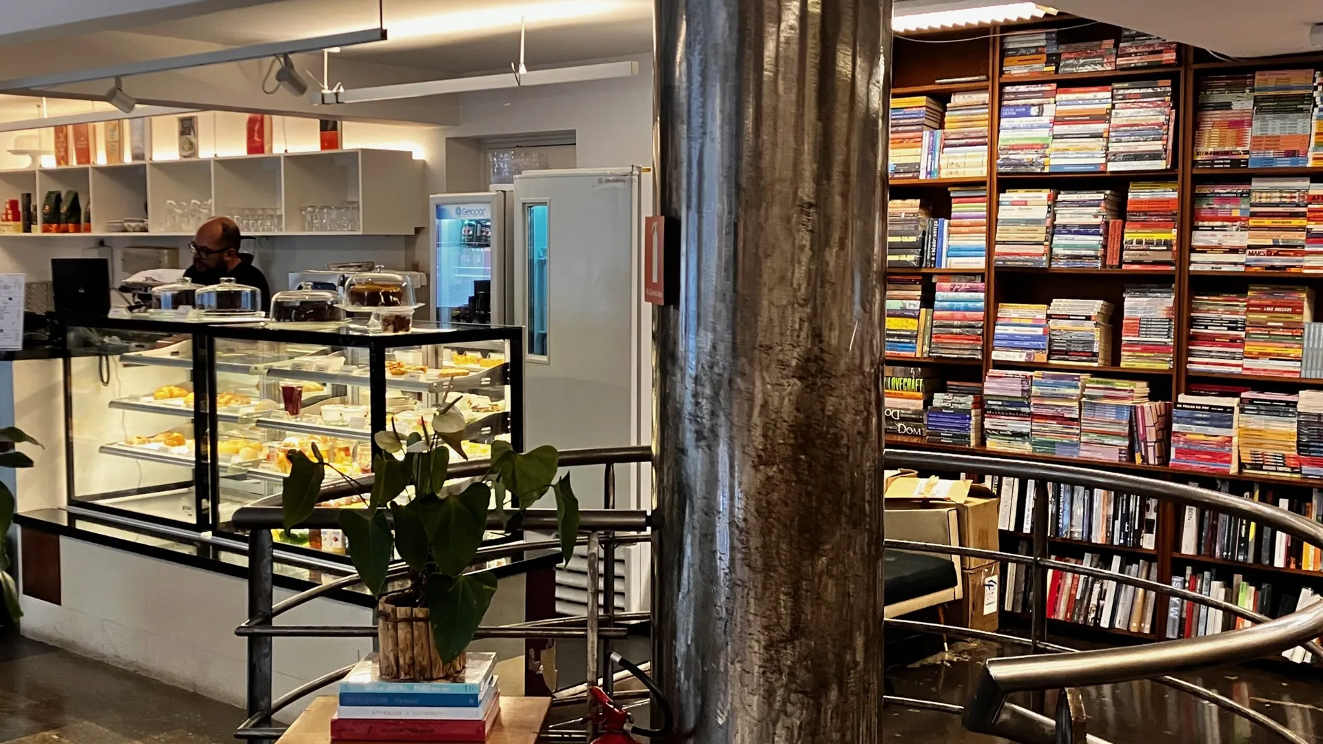 Livrarias de rua com café? Conheça lugares no Centro que juntam essas duas delícias