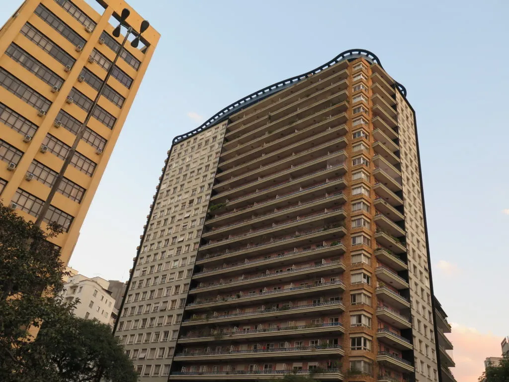 Edifício Planalto: Artacho Jurado traz cor ao modernismo. Conheça história do prédio e veja fotos