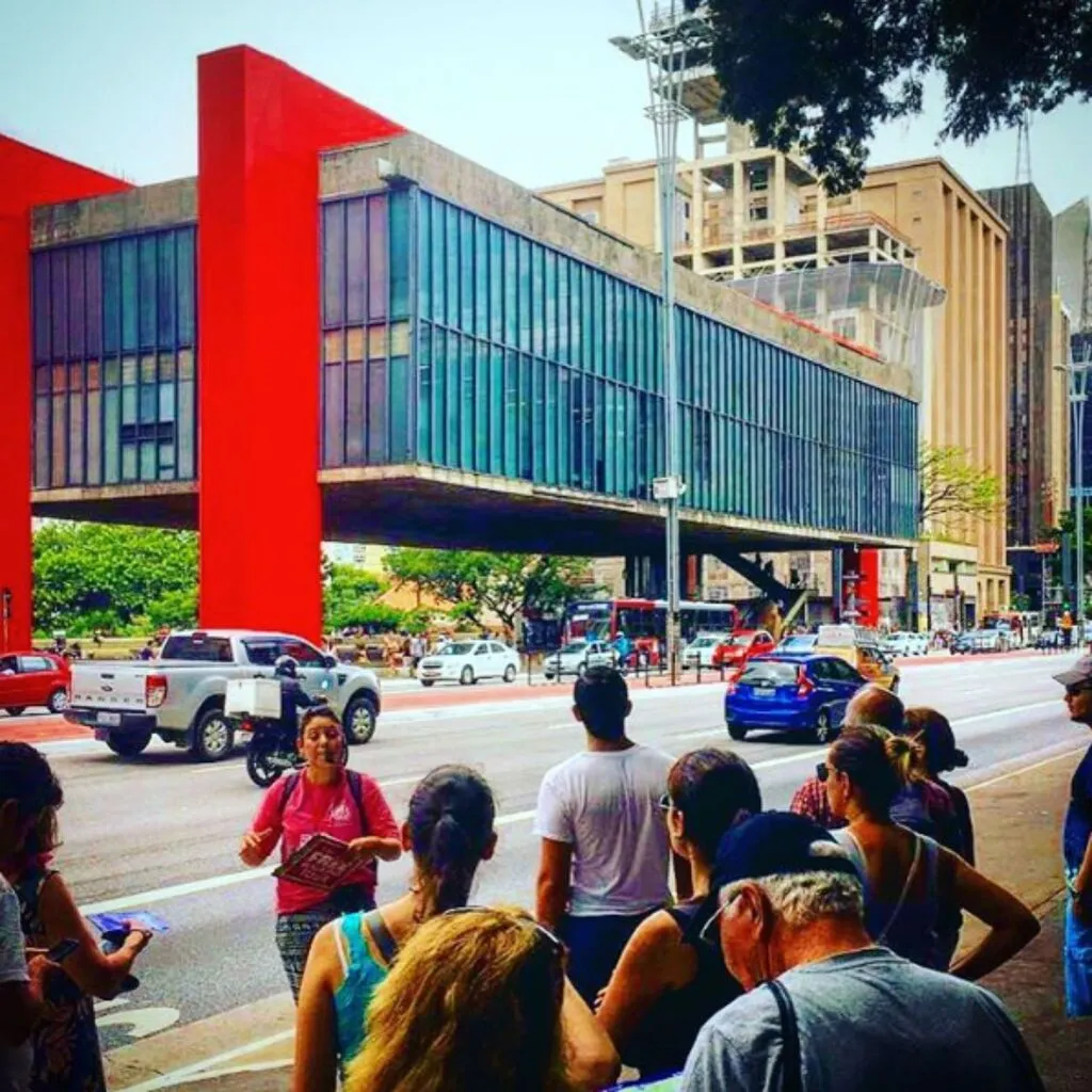 Grupo de turistas na Avenida Paulista