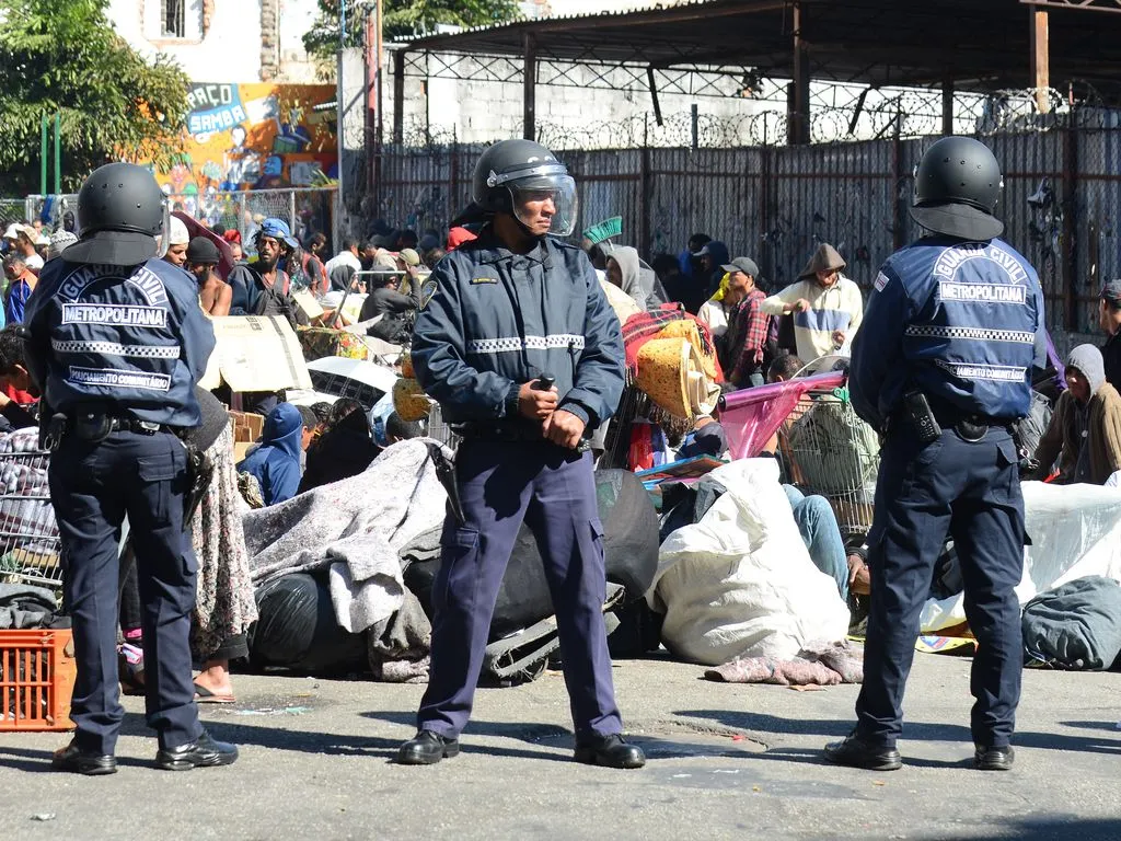 Cercar a Praça Princesa Isabel é a solução?