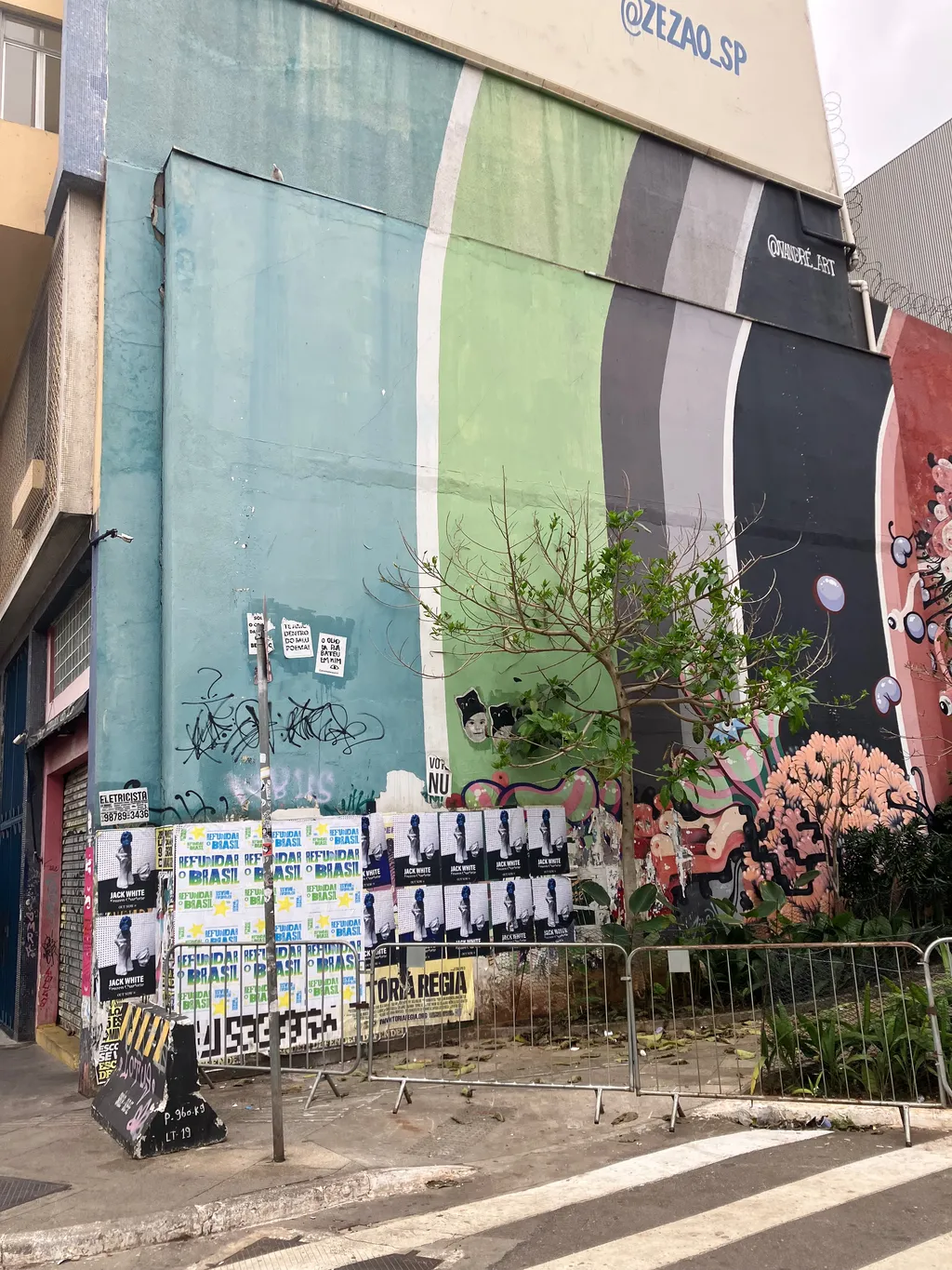Muro que está se descolando de prédio