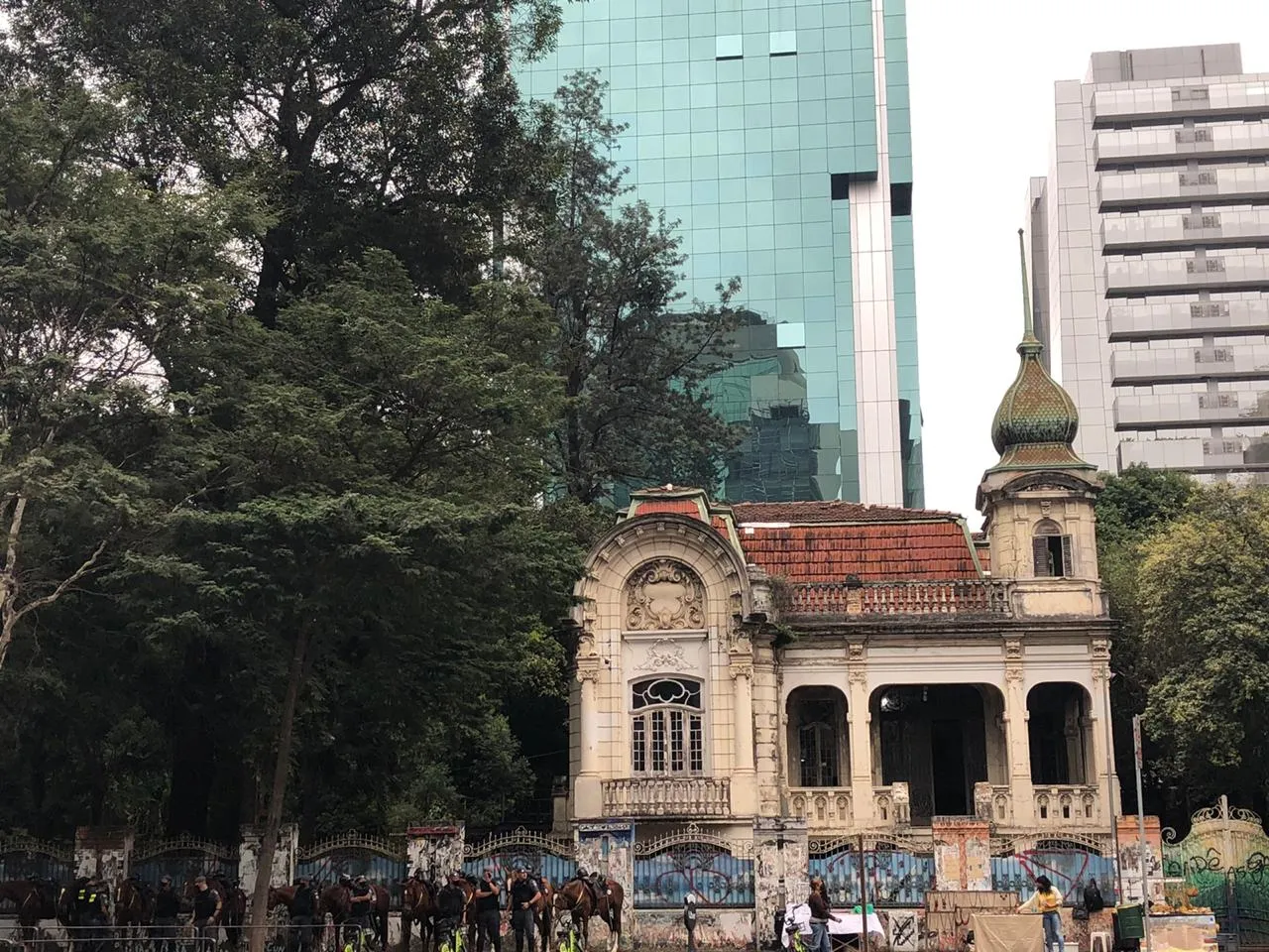 Conheça a história do misterioso casarão que sobrevive na Avenida Paulista