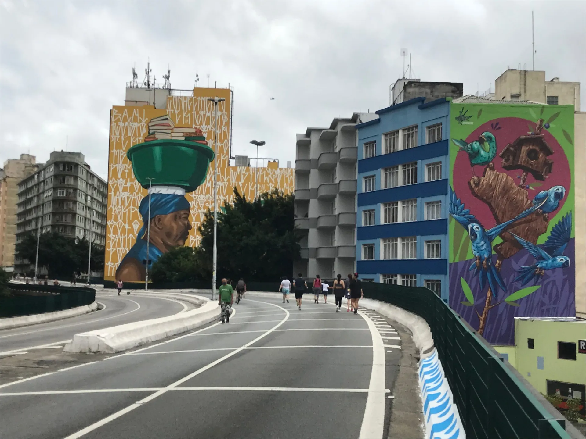 Grafites em SP: Minhocão, uma galeria de arte a céu aberto