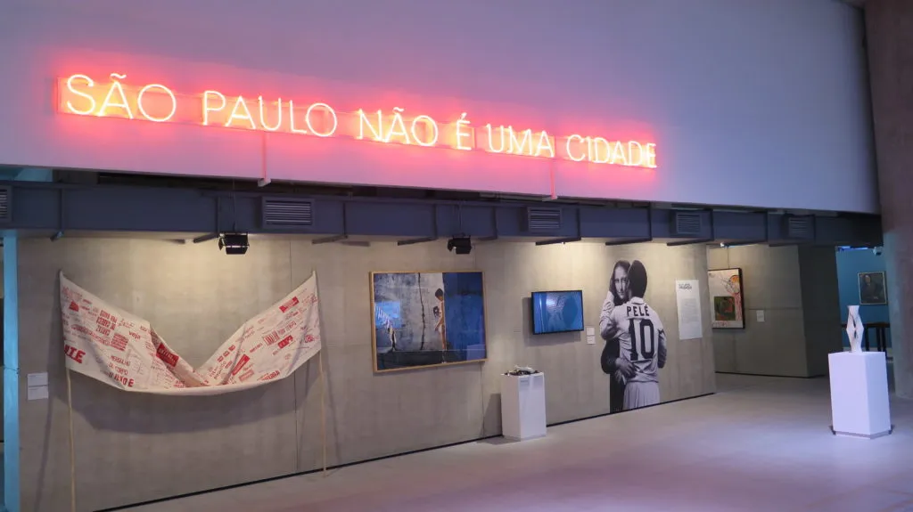 “São Paulo não é uma cidade”: orgulho e constrangimento na exposição no Sesc 24 de Maio