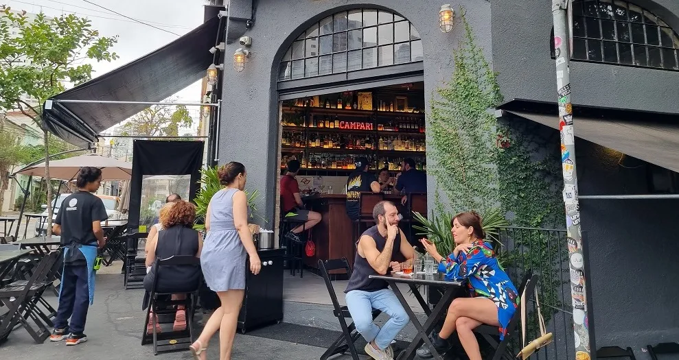 5 bares e restaurantes ao ar livre nos Campos Elíseos