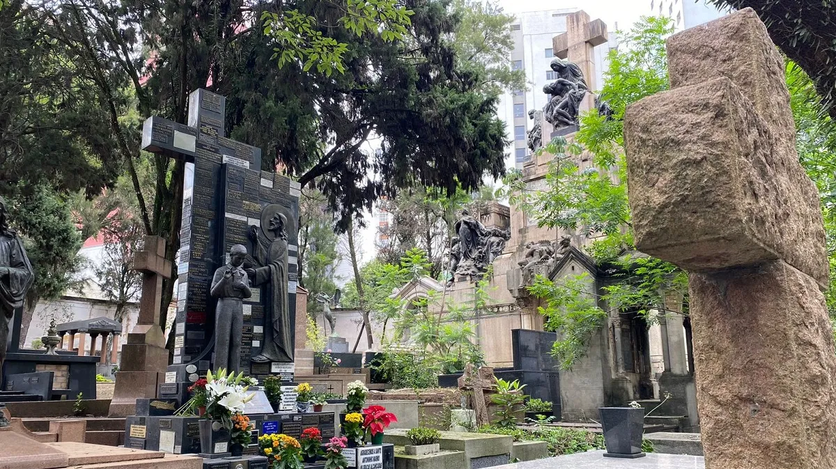 Os cemitérios como parte da cultura da cidade: a importância dos milagreiros