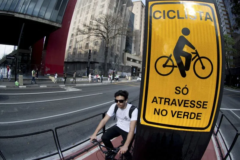 Quer saber como a Paulista foi fechada aos carros? Vídeos contam a história e seus conflitos