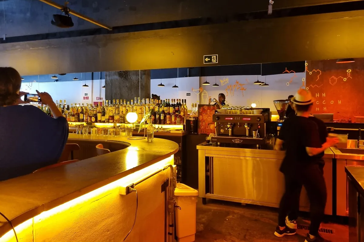 Como é o Cineclube Cortina, que junta cinema, bar e restaurante num antigo estacionamento perto da República