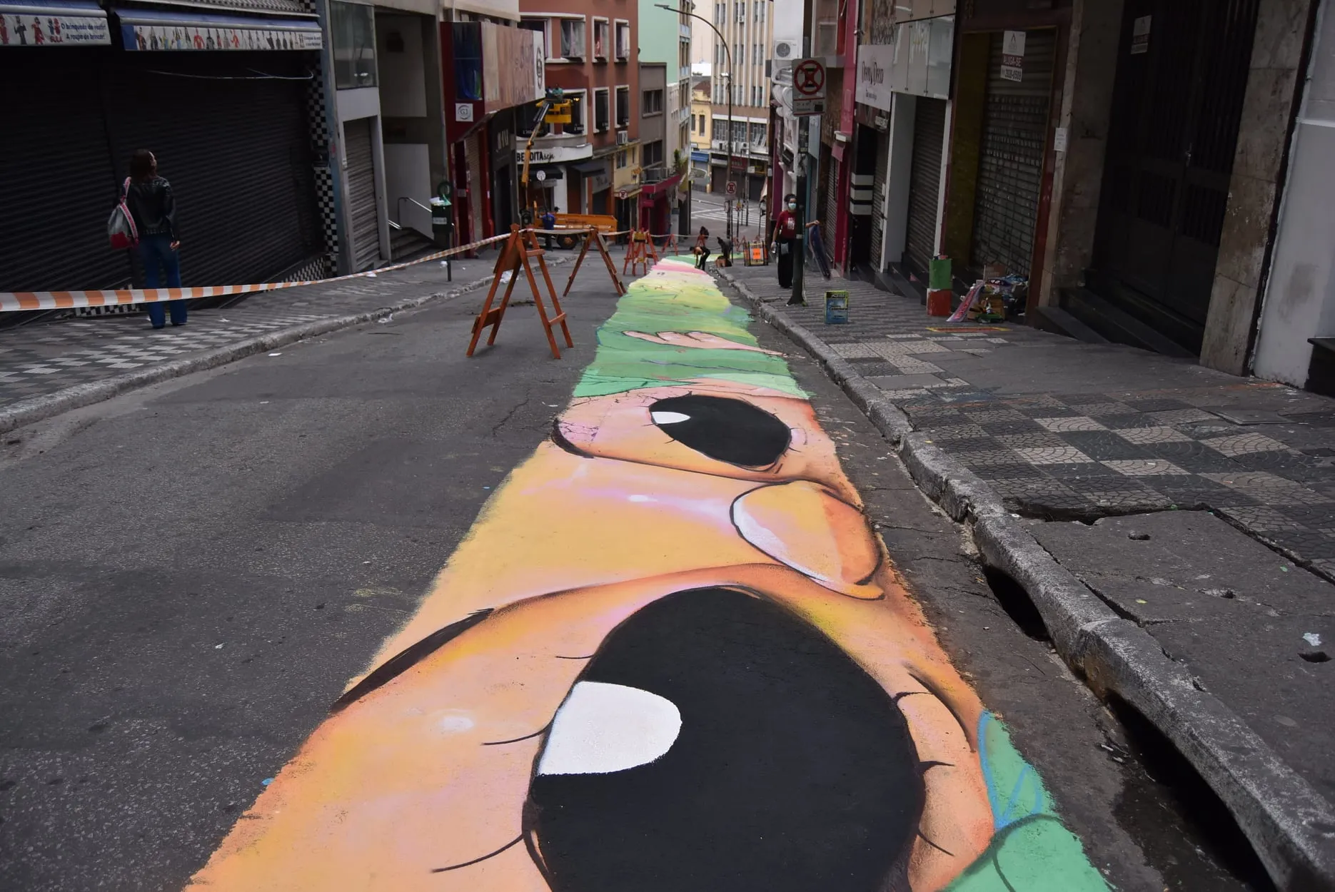 A arte abre espaço para o caminhar na Ladeira Porto Geral