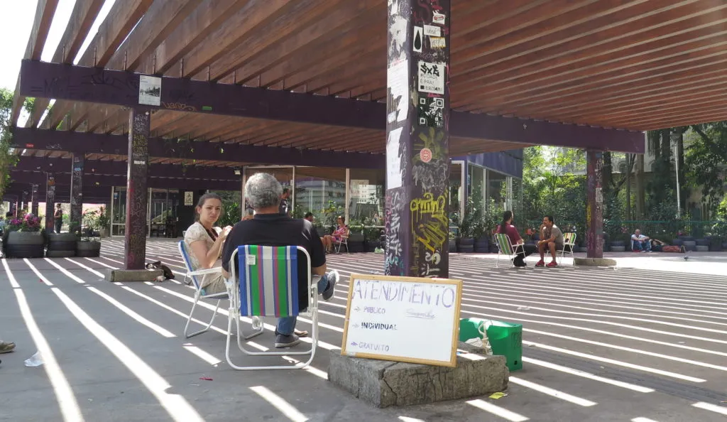 Grupo oferece sessões gratuitas de psicanálise na Praça Roosevelt