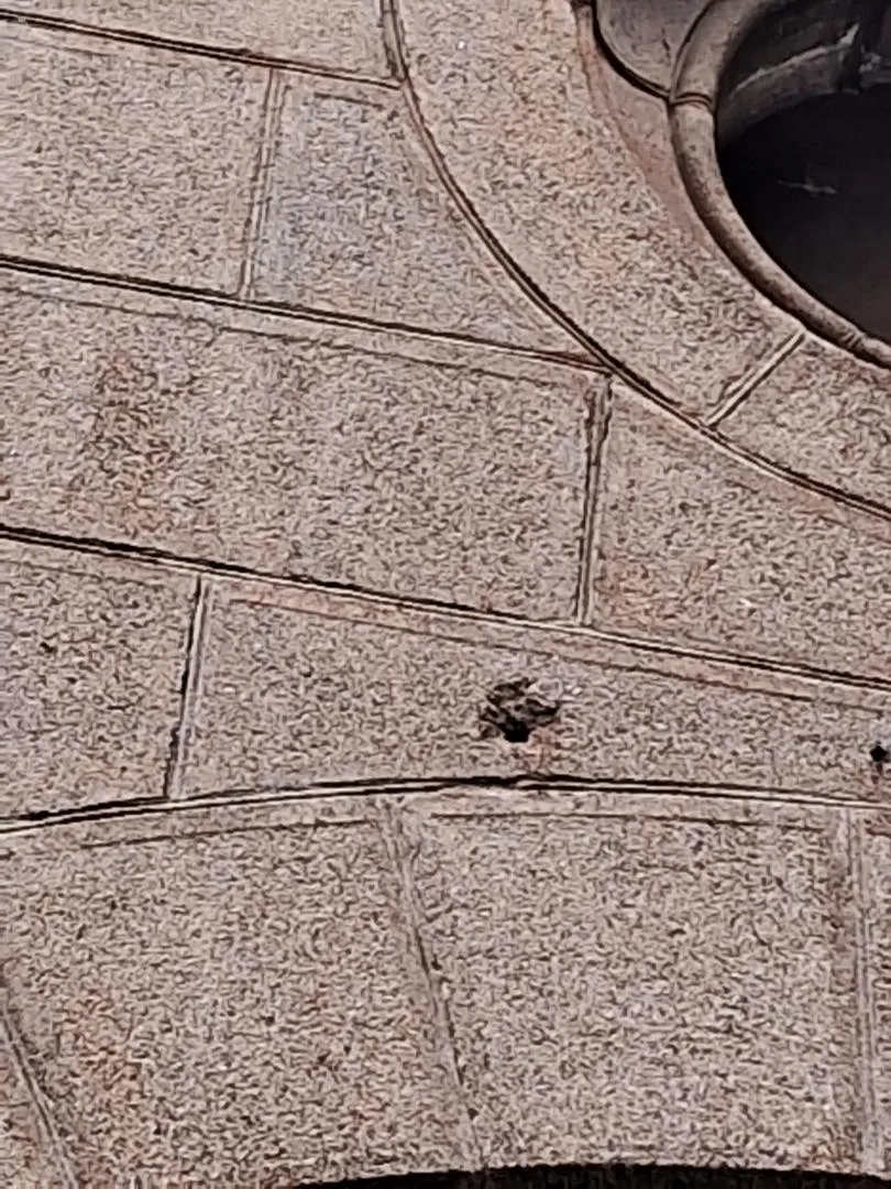 Um raro patrimônio histórico na parede da igreja de Santa Ifigênia