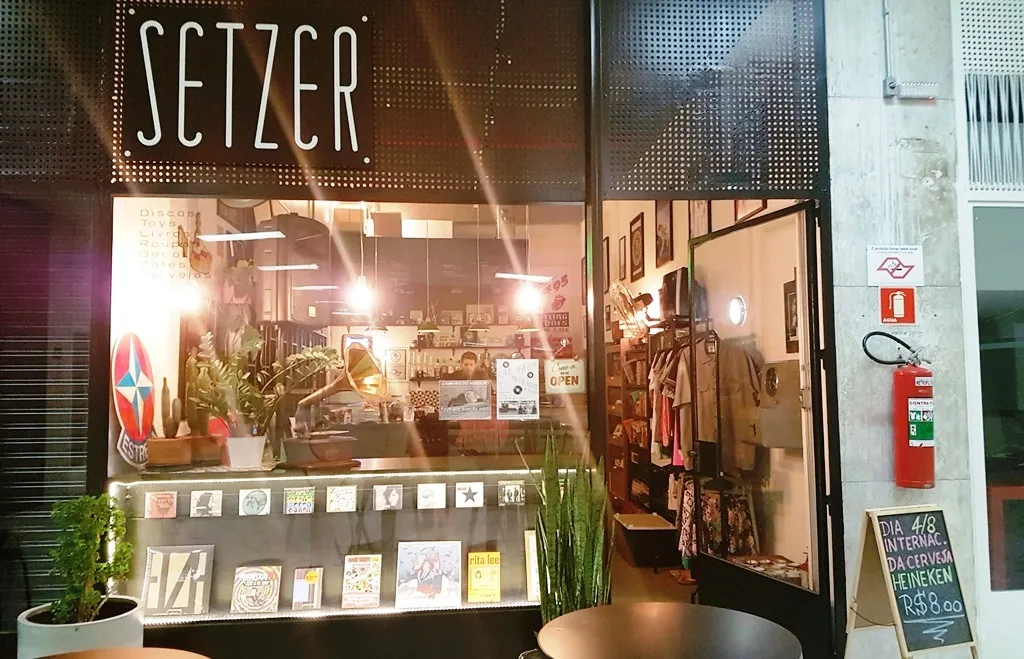 Bar Setzer, na Galeria Metrópole, comemora um ano com pocket shows gratuitos