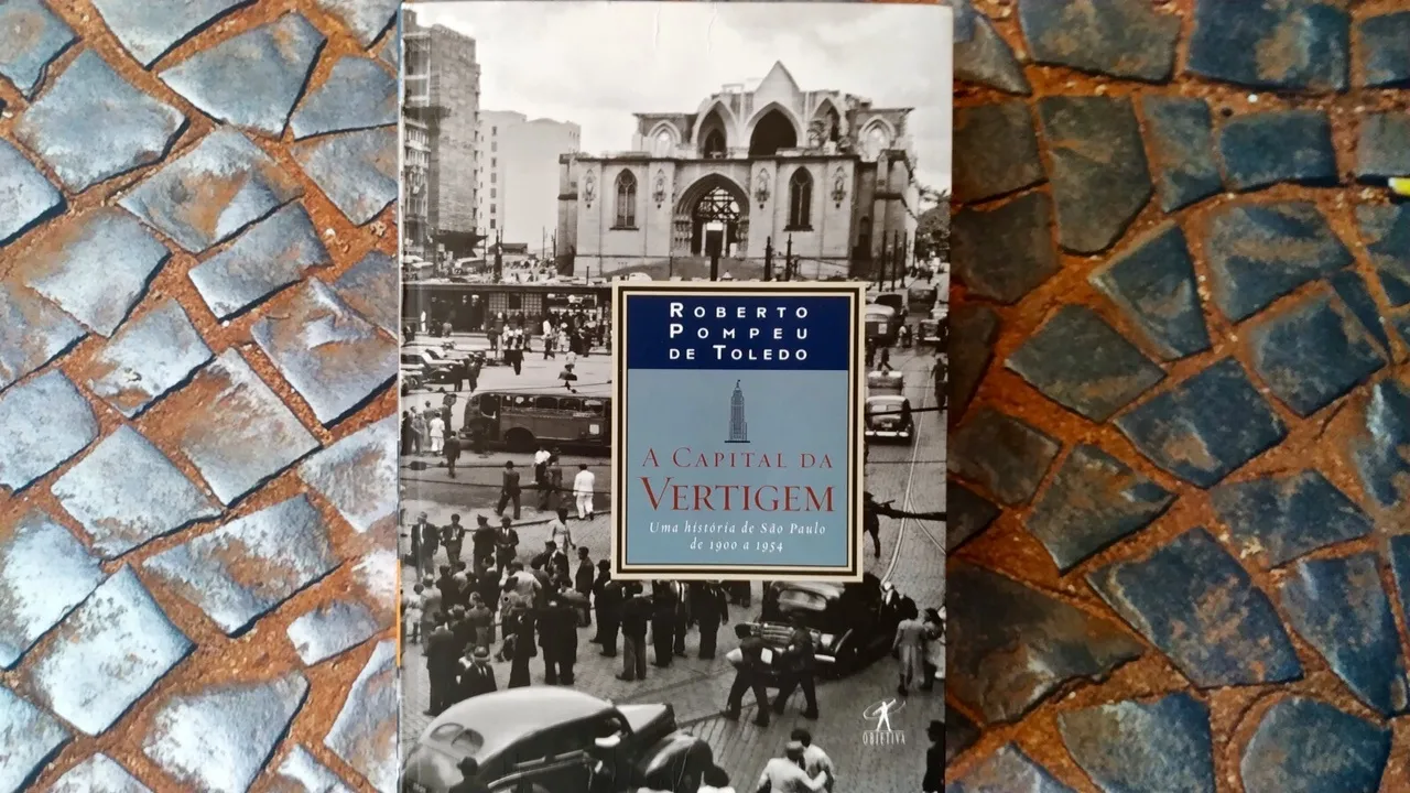 A Capital da Vertigem: um livro para andar pelo Centro e viajar