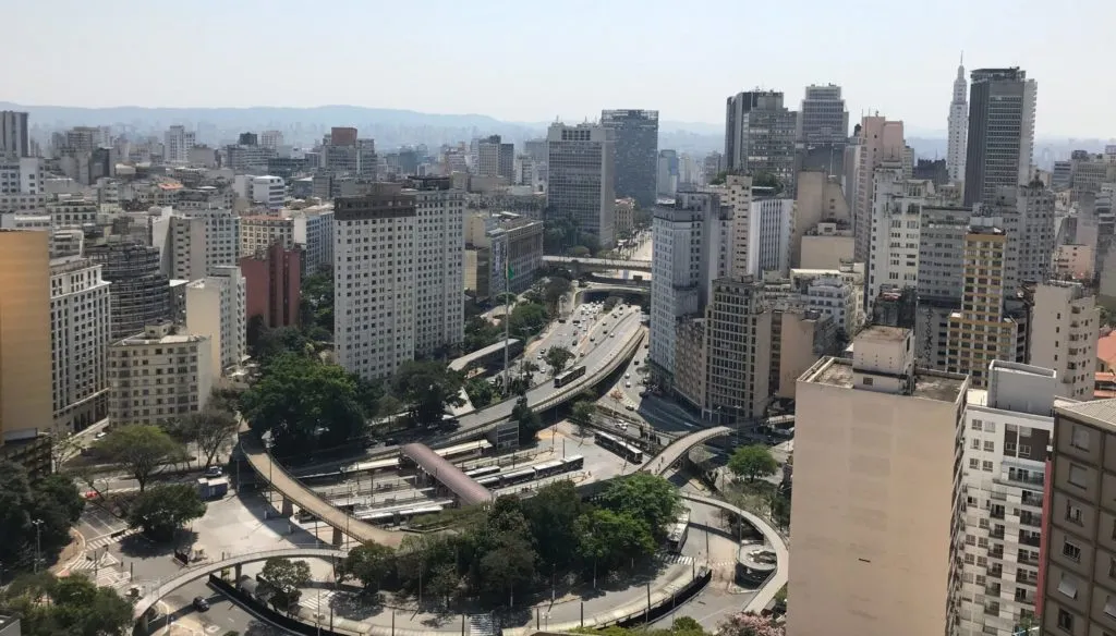Idade média e mortes por Covid expõe desigualdades nos bairros de São Paulo