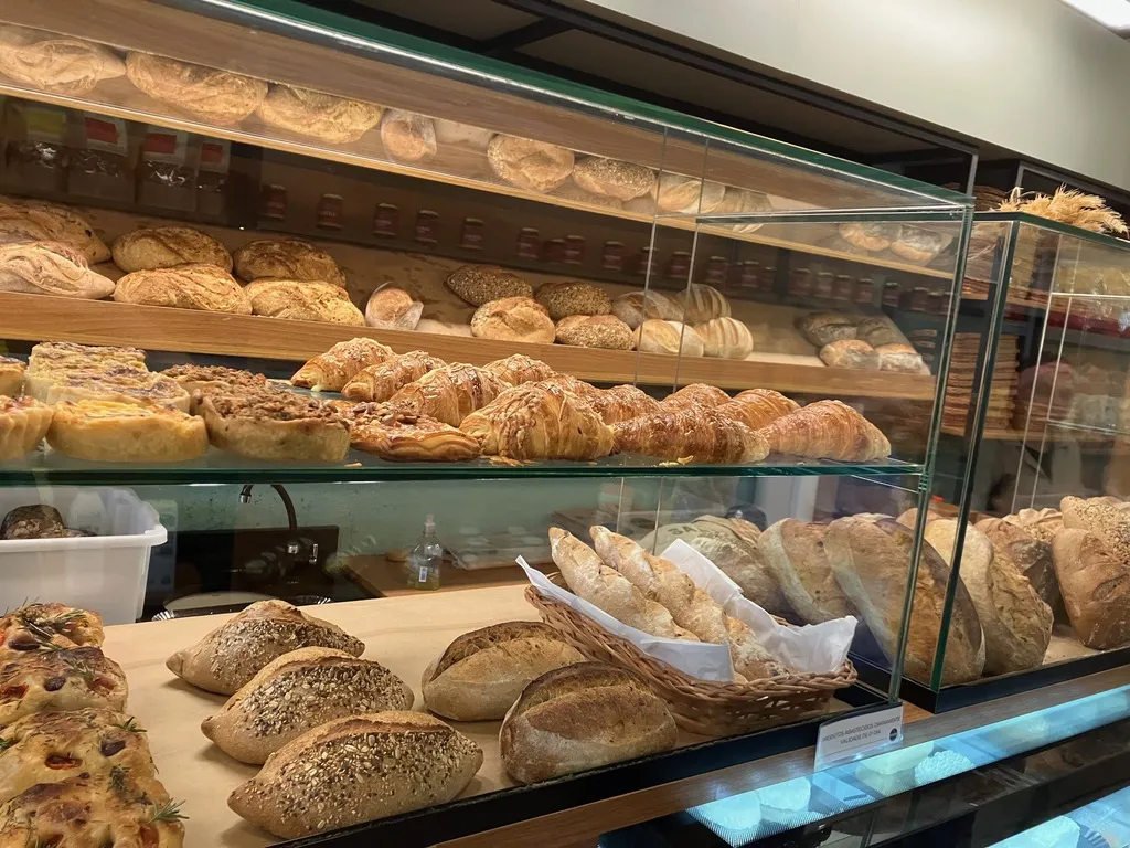 Pãos no balcão de uma padaria