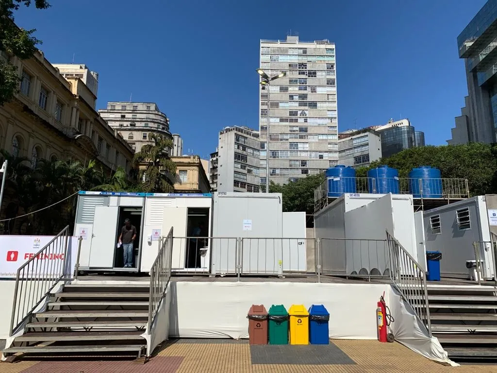 Prefeitura instala banheiros para atender moradores de rua no Centro