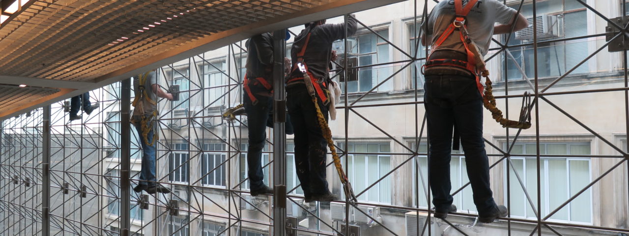 Parece uma instalação. Mas são operários dando os últimos retoques na paredes envidraçadas do Sesc 24 de Maio. Foto: Denize Bacoccina