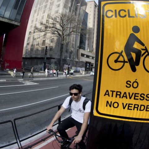 Com 2,7 quilômetros de extensão e ligação com 11 outras ciclovias, a ciclovia da Avenida Paulista permite que o ciclista percorra vias exclusivas da Zona Oeste até a Zona Sul da cidade. Foto: Marcelo Camargo/Agência Brasil