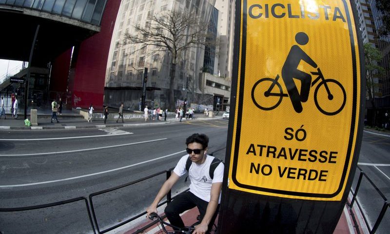Com 2,7 quilômetros de extensão e ligação com 11 outras ciclovias, a ciclovia da Avenida Paulista permite que o ciclista percorra vias exclusivas da Zona Oeste até a Zona Sul da cidade. Foto: Marcelo Camargo/Agência Brasil