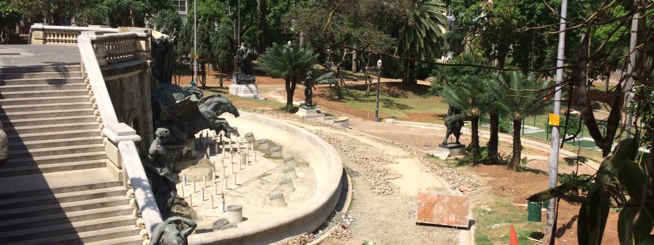 Fonte da Praça Ramos de Azevedo, em obras. Foto: Denize Bacoccina