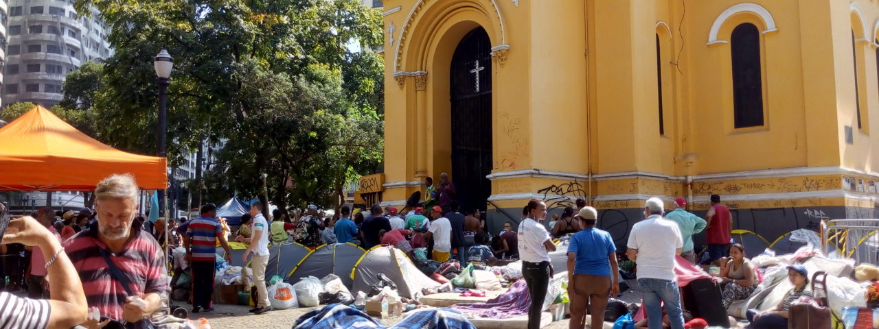 Desabrigados do edifício Wilton Paes de Almeida, em barracas em frente à igreja no Largo do Paissandu. Foto: Nathalia Monteiro