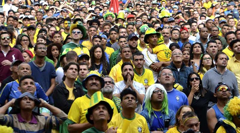 Torcida acompanha o jogo do Brasil no Vale do Anhangabaú