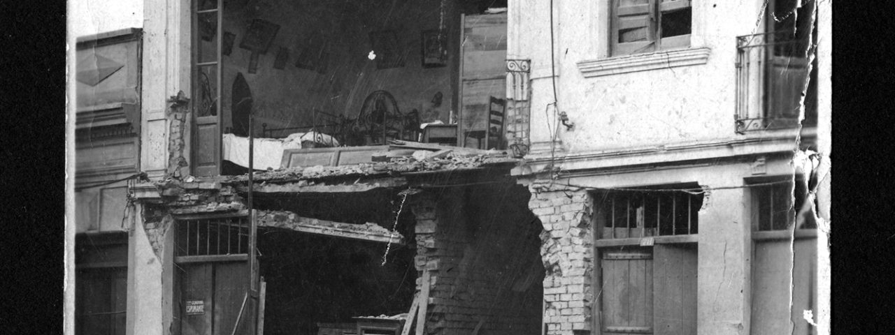 Casa na Rua Caetano Pinto atingida por granada durante a Revolução de 1924. Data: 1924. Acervo Fundação Energia e Saneamento.