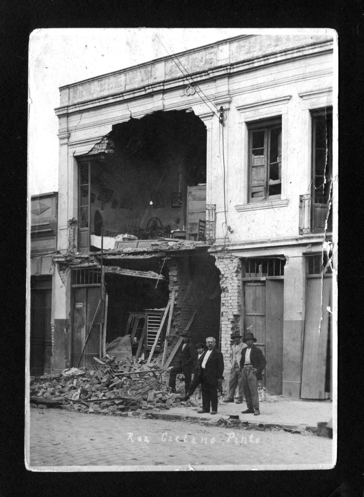 Casa na Rua Caetano Pinto atingida por granada durante a Revolução de 1924. Data: 1924. Acervo Fundação Energia e Saneamento.