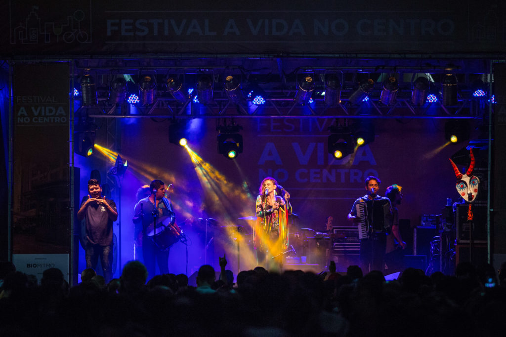 Show e público da Cantora Mariana Aydar no Palco 15 de Novembro. Festival a Vida no Centro que aconteceu nos dias 09 e 10 de novembro (sábado e domingo) com debates, arena infantil, shows, festa com DJ, feira preta pocket, passeios guiados pelo centro histórico. FOTO TIAGO QUEIROZ/ AVIDANOCENTRO