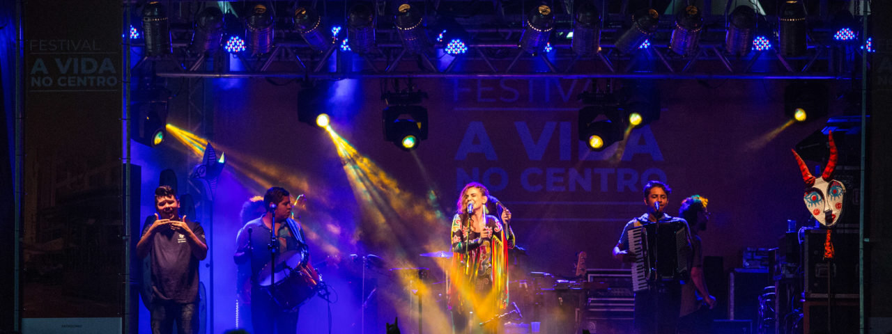 Show e público da Cantora Mariana Aydar no Palco 15 de Novembro. Festival a Vida no Centro que aconteceu nos dias 09 e 10 de novembro (sábado e domingo) com debates, arena infantil, shows, festa com DJ, feira preta pocket, passeios guiados pelo centro histórico. FOTO TIAGO QUEIROZ/ AVIDANOCENTRO