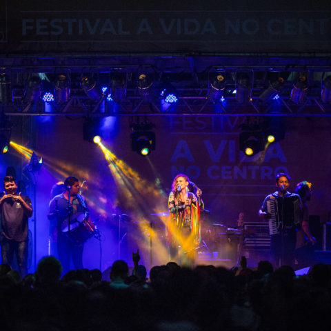 Show e público da Cantora Mariana Aydar no Palco 15 de Novembro. Festival a Vida no Centro que aconteceu nos dias 09 e 10 de novembro (sábado e domingo) com debates, arena infantil, shows, festa com DJ, feira preta pocket, passeios guiados pelo centro histórico. FOTO TIAGO QUEIROZ/ AVIDANOCENTRO