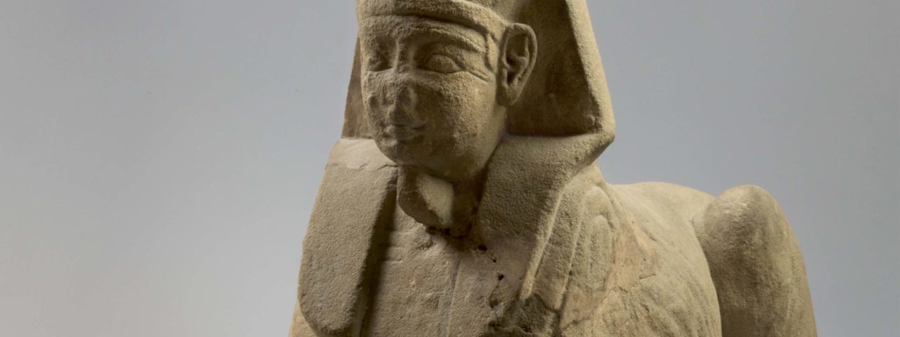 Estátua de esfinge Procedência desconhecida, Período Romano (30 a.C. – 395 d.C.) | Arenito, 41 x 22,5 x 68,5 cm © Museo Egizio