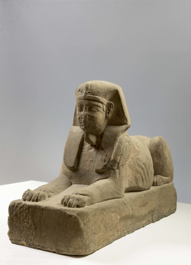 Estátua de esfinge Procedência desconhecida, Período Romano (30 a.C. – 395 d.C.) | Arenito, 41 x 22,5 x 68,5 cm © Museo Egizio