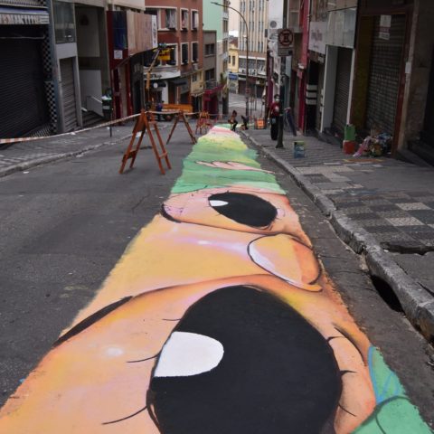A arte abre espaço para o caminhar na Ladeira Porto Geral