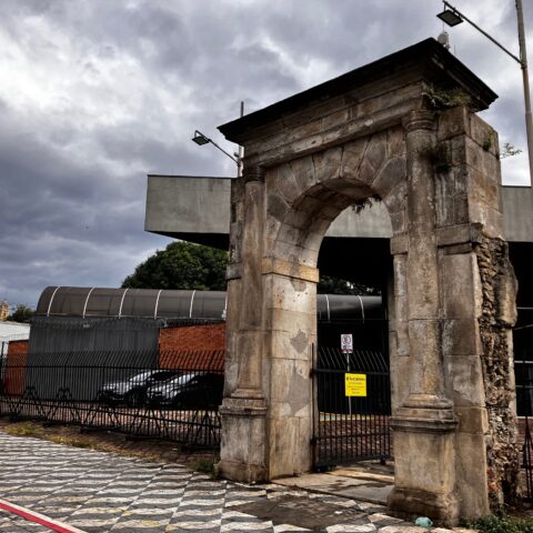 O portal de pedra da avenida Tiradentes